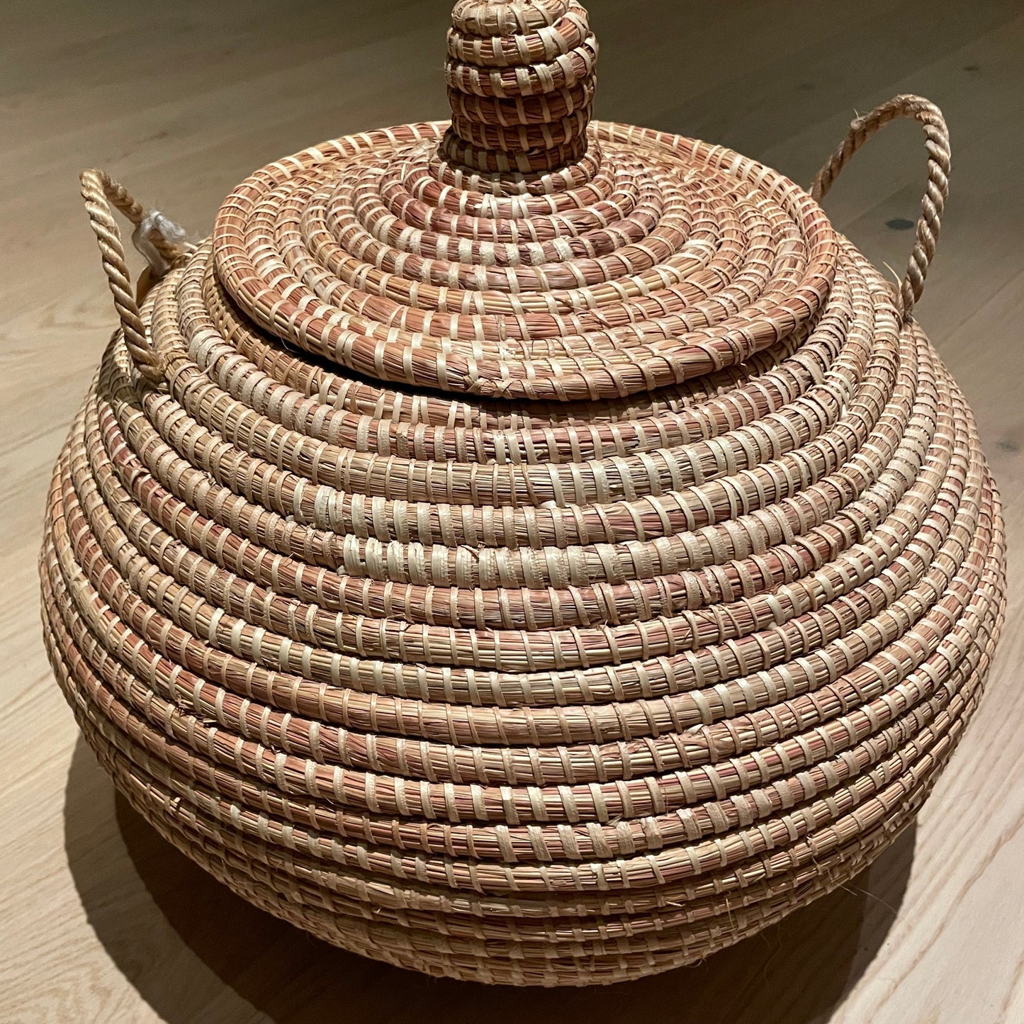 Ball baskets (Ndaa). Håndvævet kurv med låg i elefantgræs med genbrugsplast tråd. Fair Trade fra Senegal