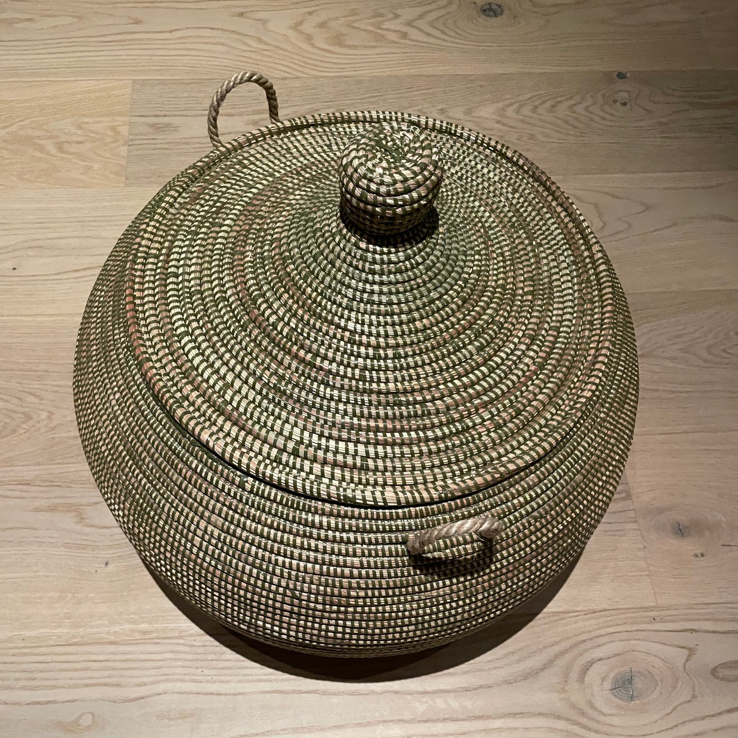 Ball baskets (Ndaa). Håndvævet kurv med låg i elefantgræs med genbrugsplast tråd. Fair Trade fra Senegal
