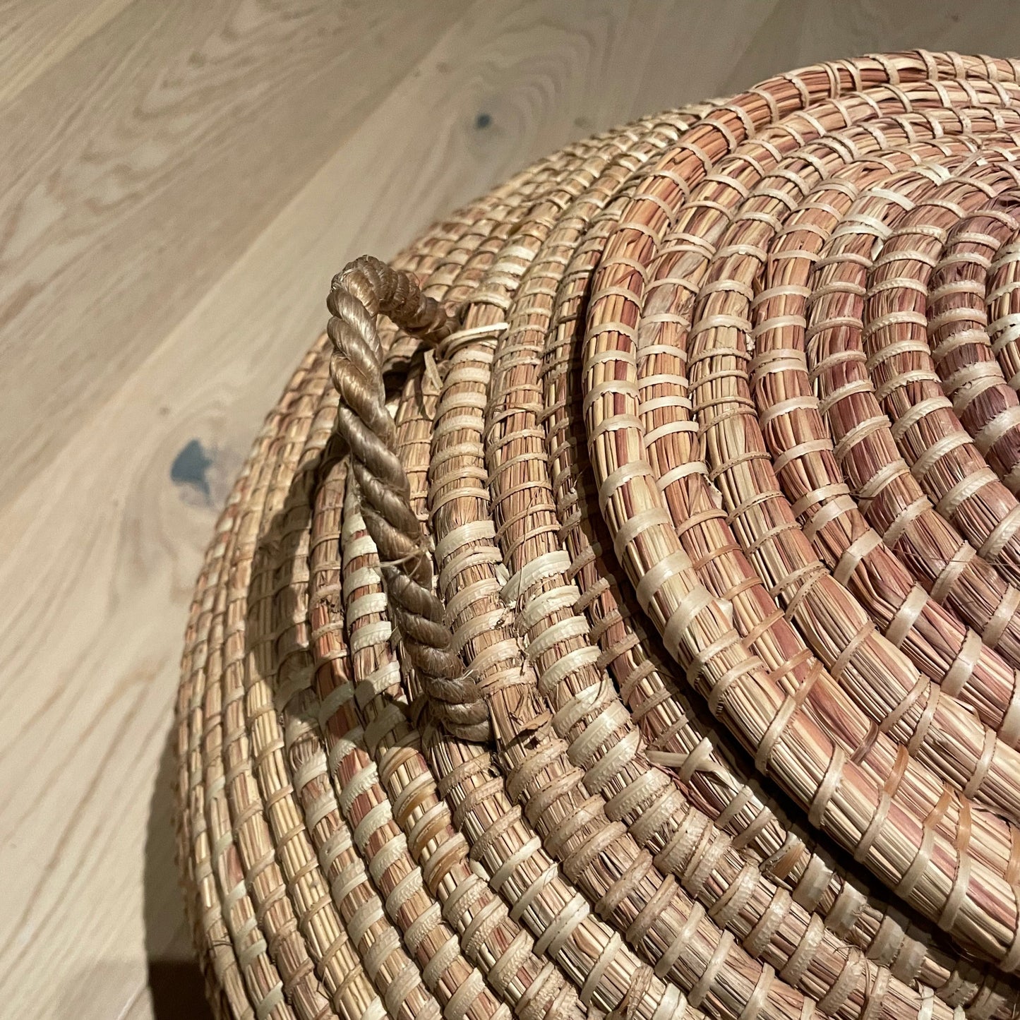 Ball baskets (Ndaa). Håndvævet kurv med låg i elefantgræs med genbrugsplast tråd. Fair Trade fra Senegal