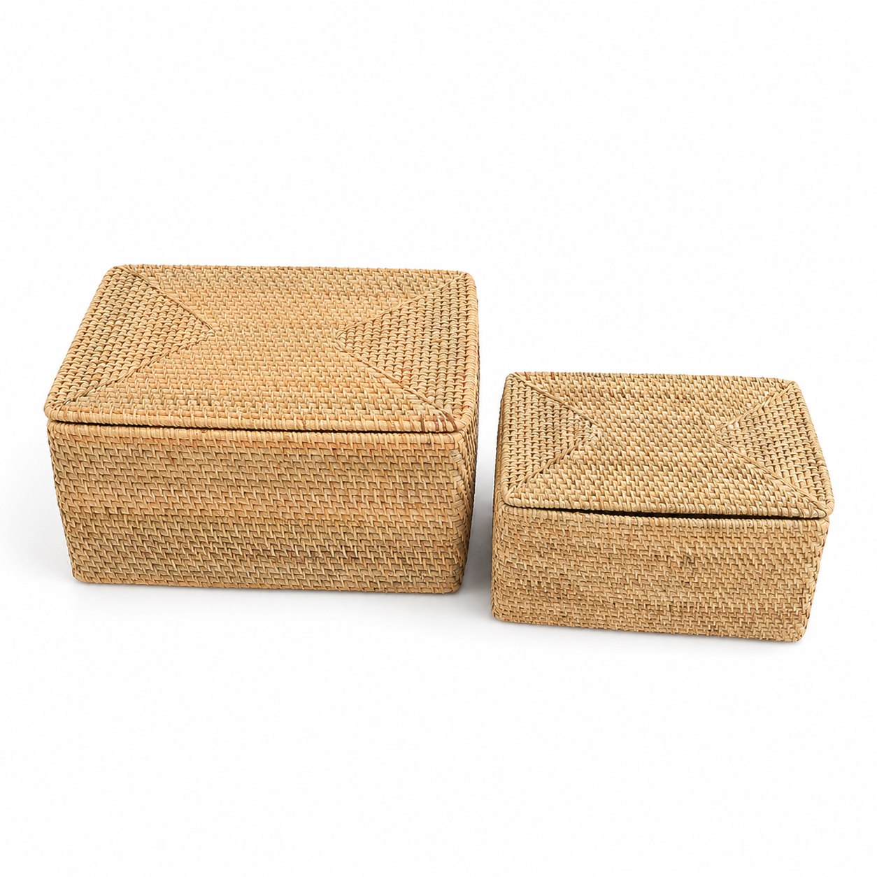 Storage basket with lid in light rattan