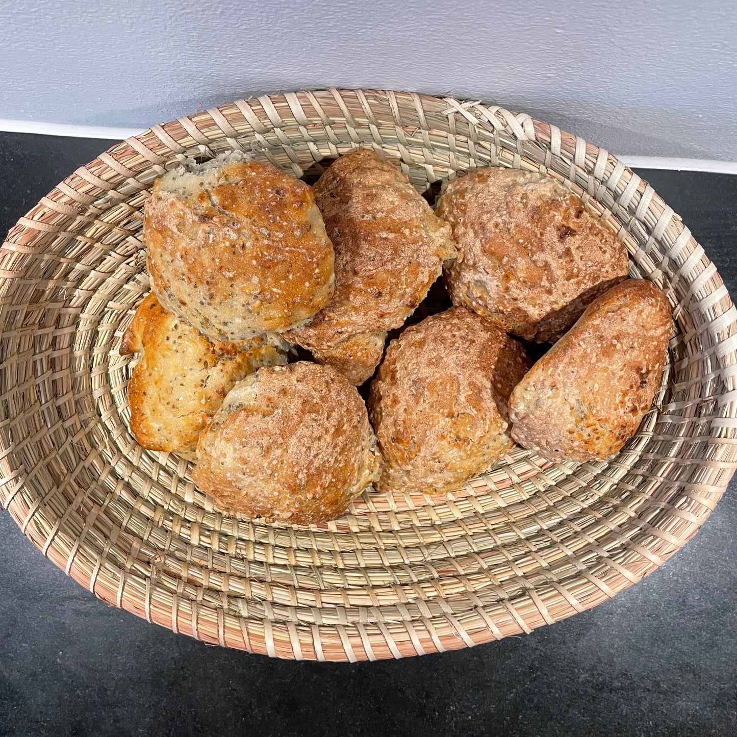 Brødbakke. Oval og vævet i søgræs med bæredygtige materialer. Natur farvet. Fair Trade fra Senegal