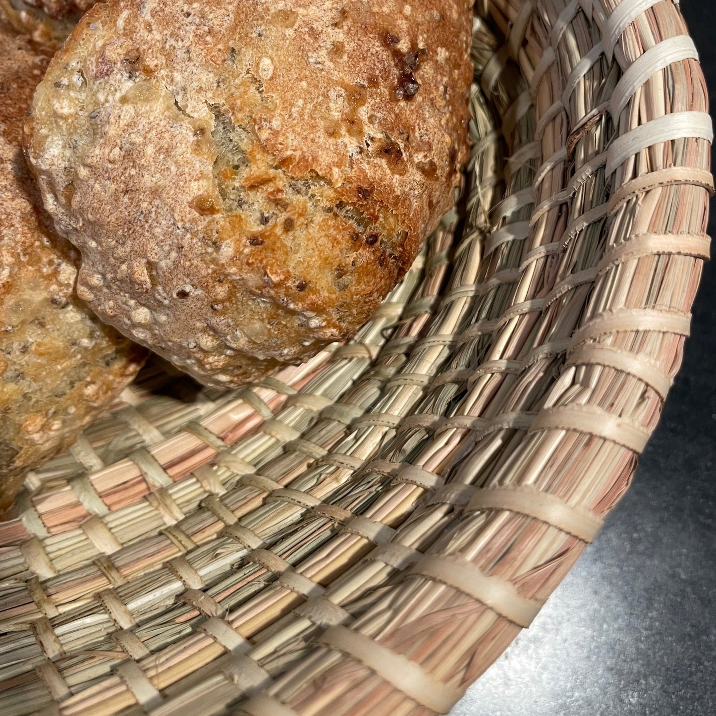 Brødbakke. Oval og vævet i søgræs med bæredygtige materialer. Natur farvet. Fair Trade fra Senegal