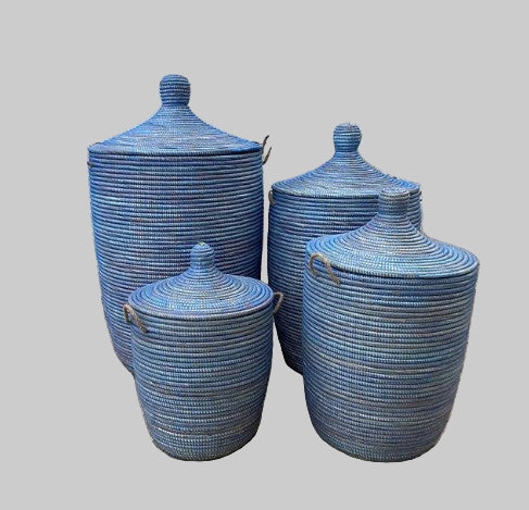 Blå vasketøjskurv, håndflettet med Senegal-låg. Fair Trade