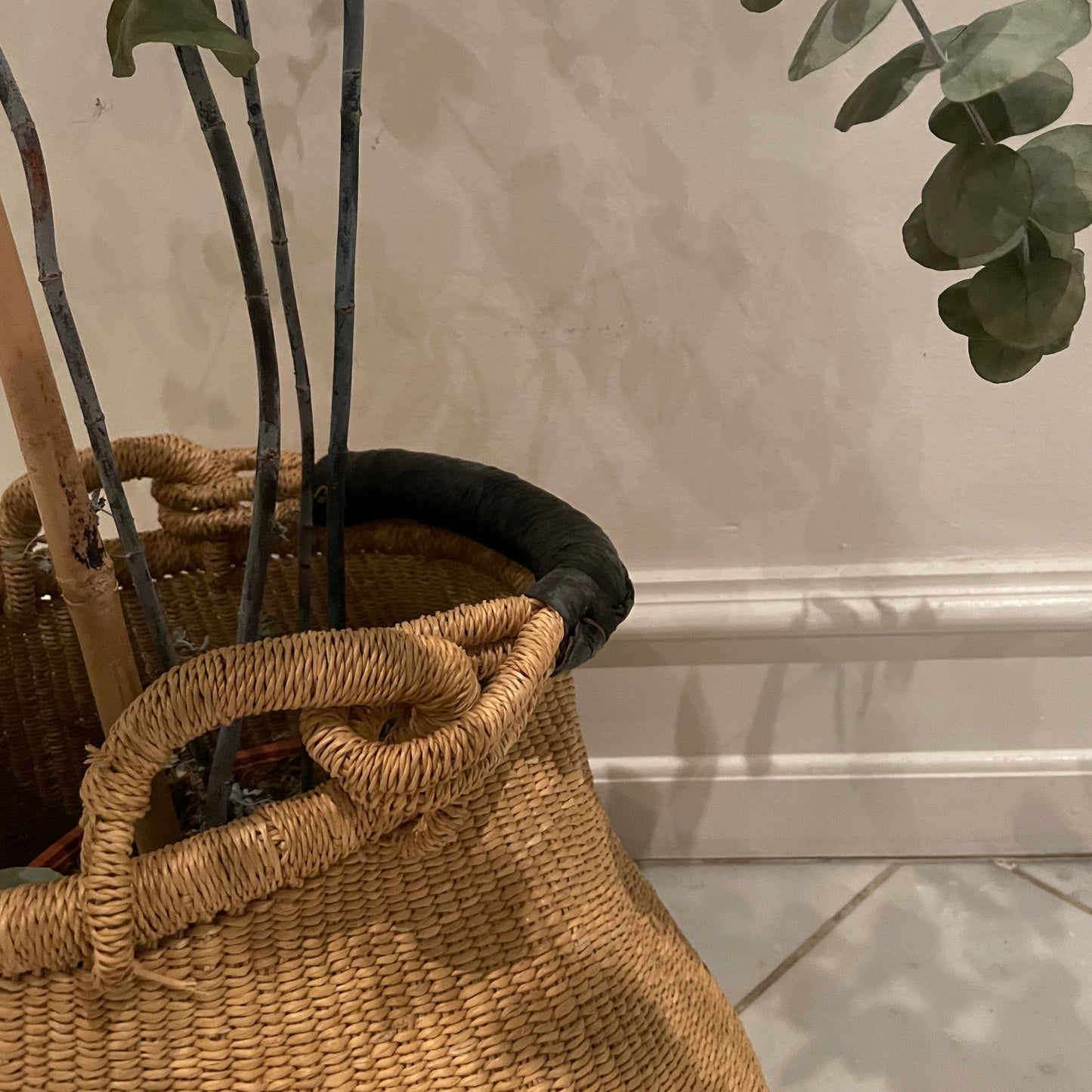 Pot basket. Woven basket in sea grass with sustainable materials. Nature colored. Leather handle. Fair Trade from Ghana
