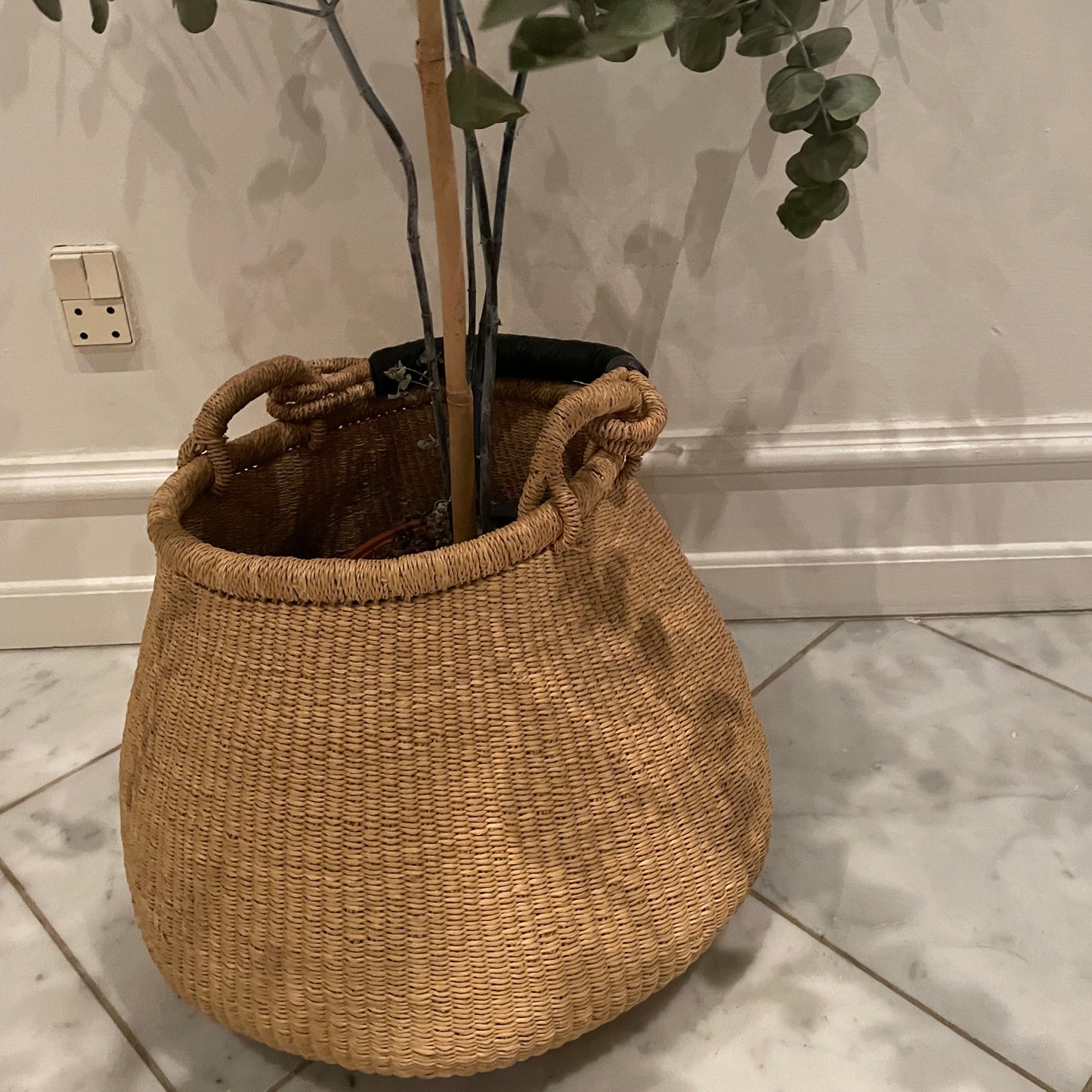 Pot basket. Woven basket in sea grass with sustainable materials. Nature colored. Leather handle. Fair Trade from Ghana