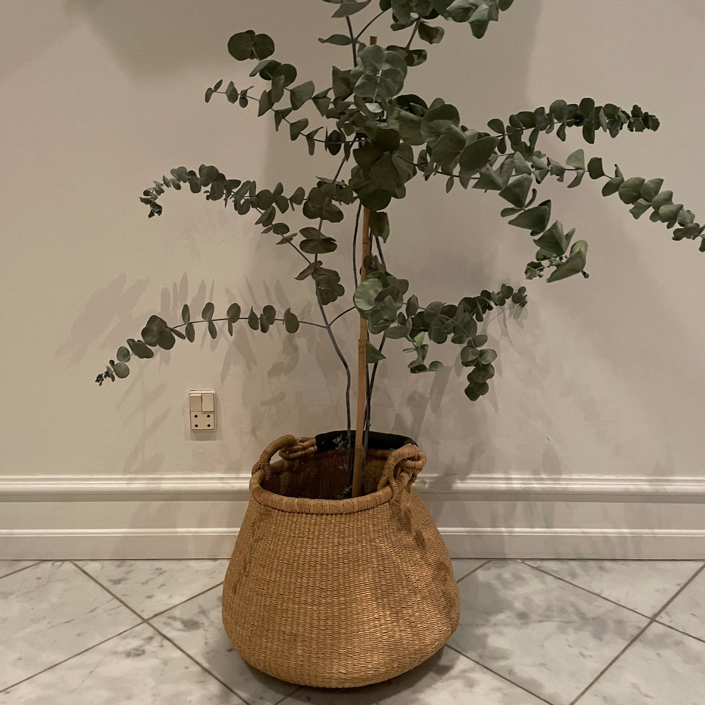 Pot basket. Woven basket in sea grass with sustainable materials. Nature colored. Leather handle. Fair Trade from Ghana
