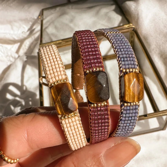 Bracelet in leather and pearls, with tiger's eye stone