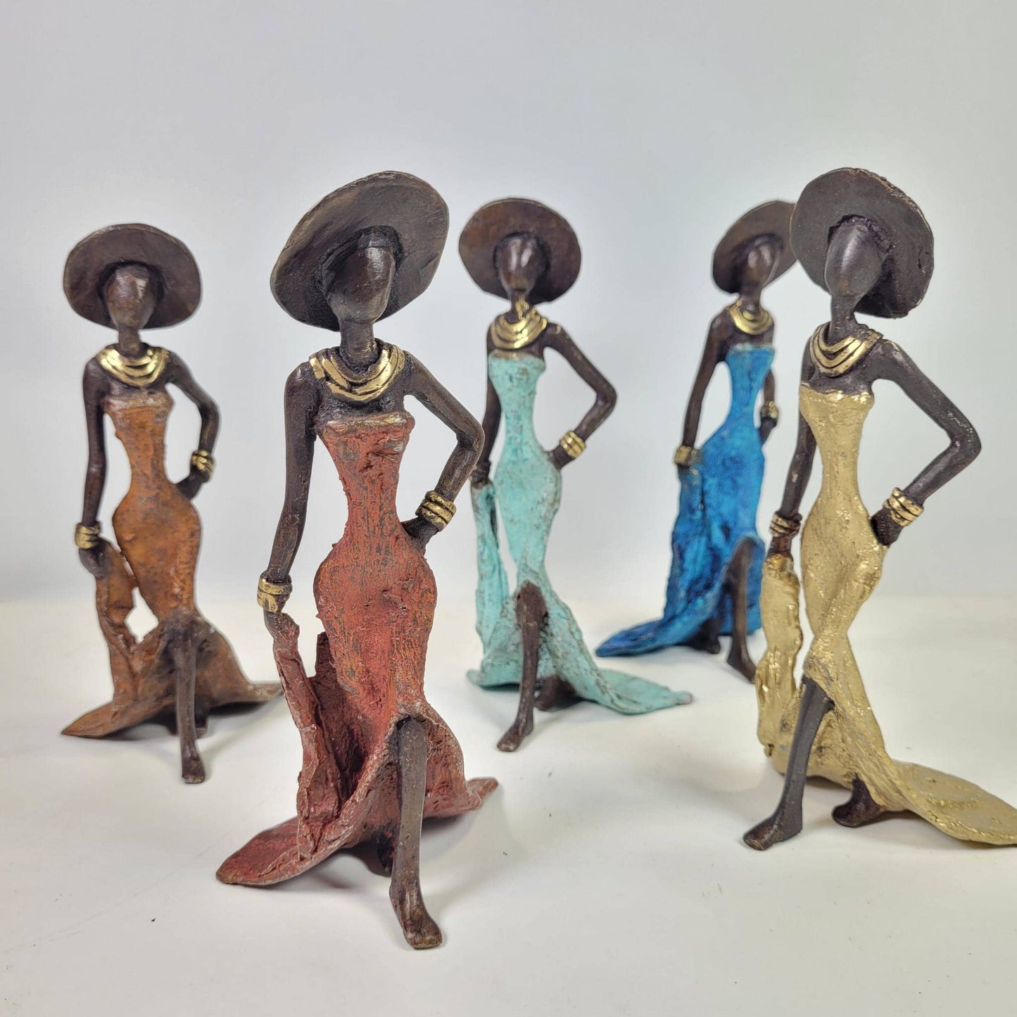 Kvinde med bog og hat – bronzeskulptur af den burkinske kunstner Soré, blå kjole, str. 16 cm