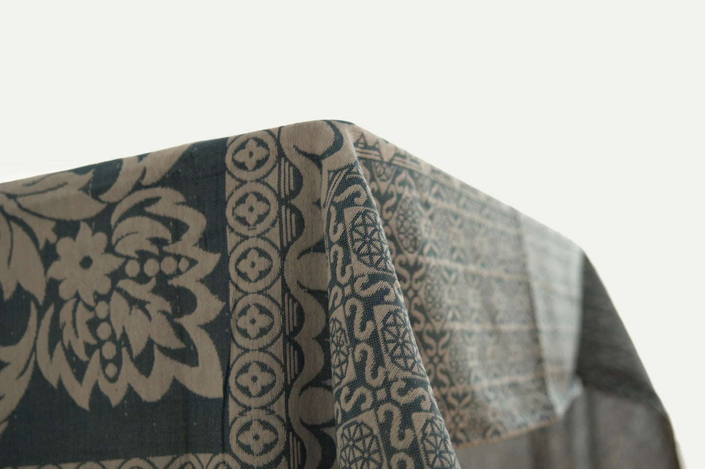 Tablecloth with damask weave in locally harvested organic cotton. Fair Trade from Afghanistan