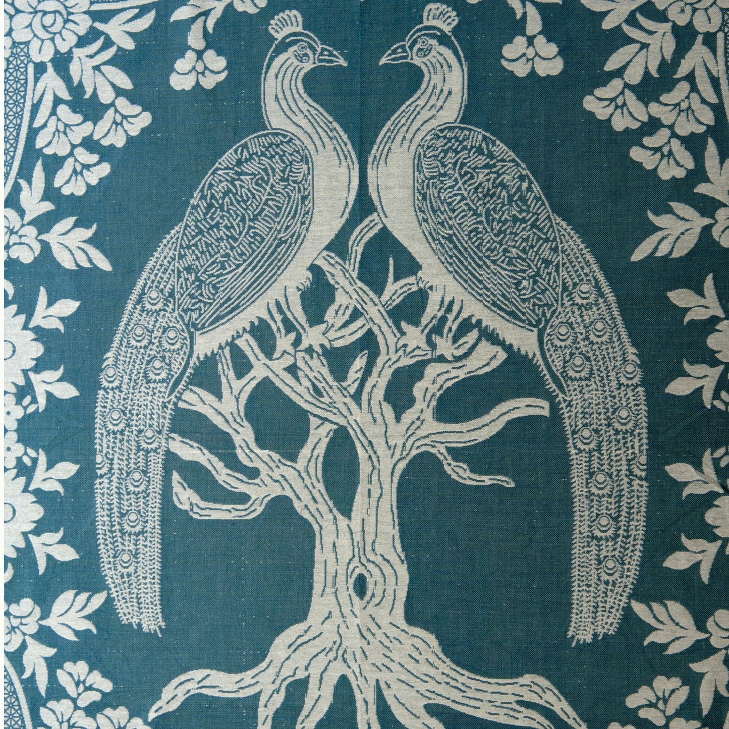 Tablecloth with damask weave in locally harvested organic cotton. Fair Trade from Afghanistan
