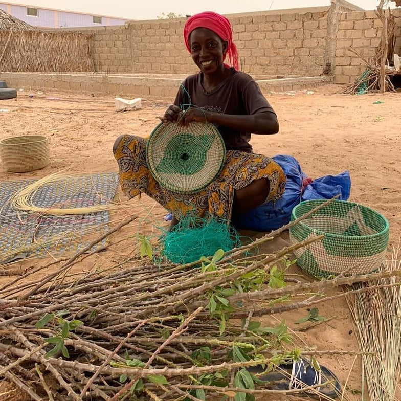 Vasketøjskurv håndflettet elefantgræs og genbrugsplast med Senegal-låg. Turkis. Fire størrelser. Fair Trade