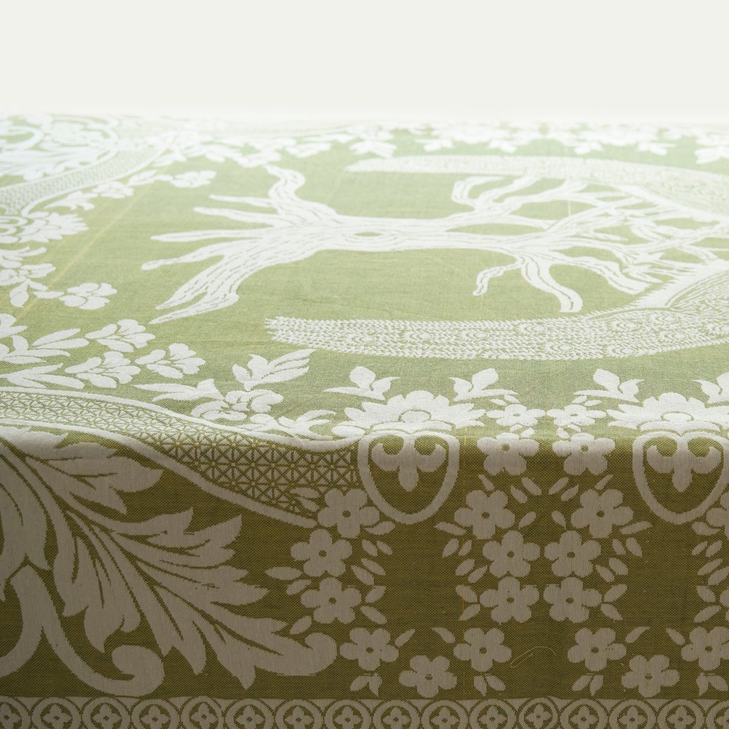 Tablecloth with damask weave in locally harvested organic cotton. Fair Trade from Afghanistan