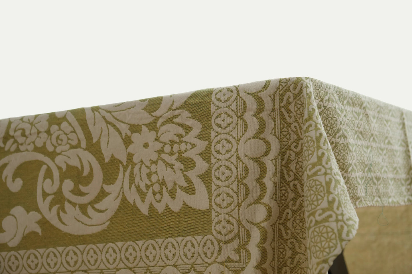 Tablecloth with damask weave in locally harvested organic cotton. Fair Trade from Afghanistan
