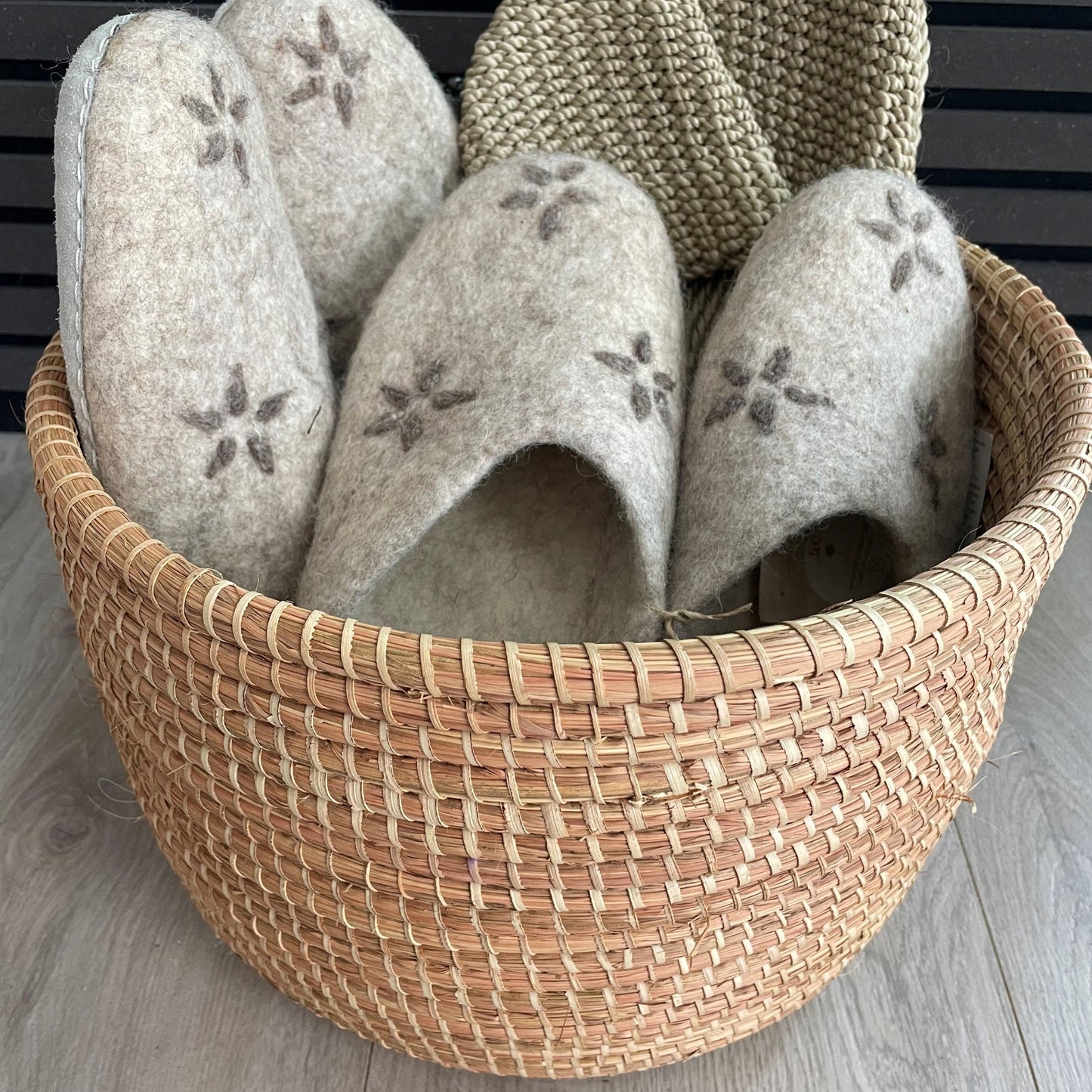 Vasketøjskurv (sofabord) håndflettet elefantgræs med låg. Natur farve. Tre størrelser. Fair Trade fra Ghana