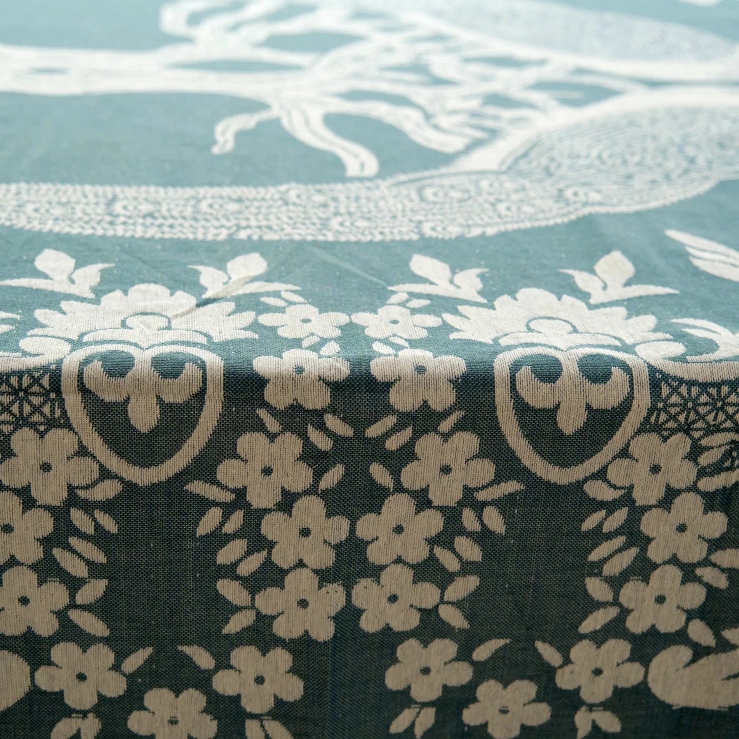 Tablecloth with damask weave in locally harvested organic cotton. Fair Trade from Afghanistan