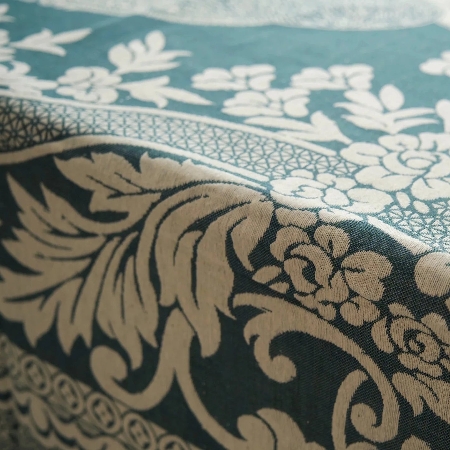 Tablecloth with damask weave in locally harvested organic cotton. Fair Trade from Afghanistan