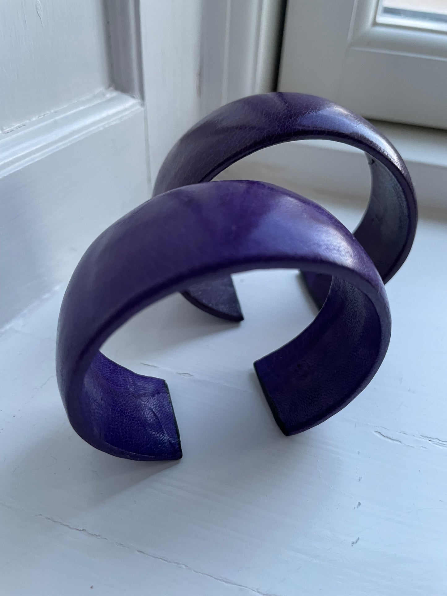 Bracelet in leather. Many colours. Handmade and Fair Trade from Burkina Faso