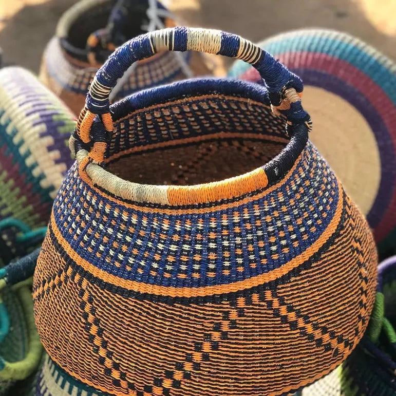 Pot basket. Woven basket in sea grass with sustainable materials. Nature colored. Leather handle. Fair Trade from Ghana