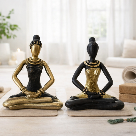 To håndstøbte skulpturer af kvinder i yogastilling