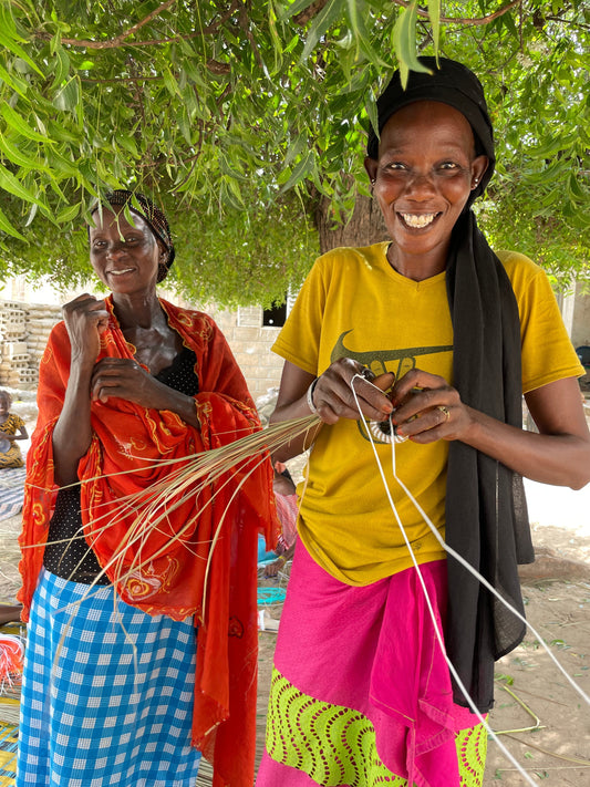 Vævning af Senegal kurv
