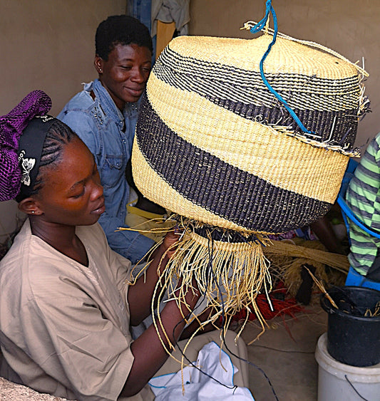 Kvinde håndvæver en fair Trade kurv Ghana