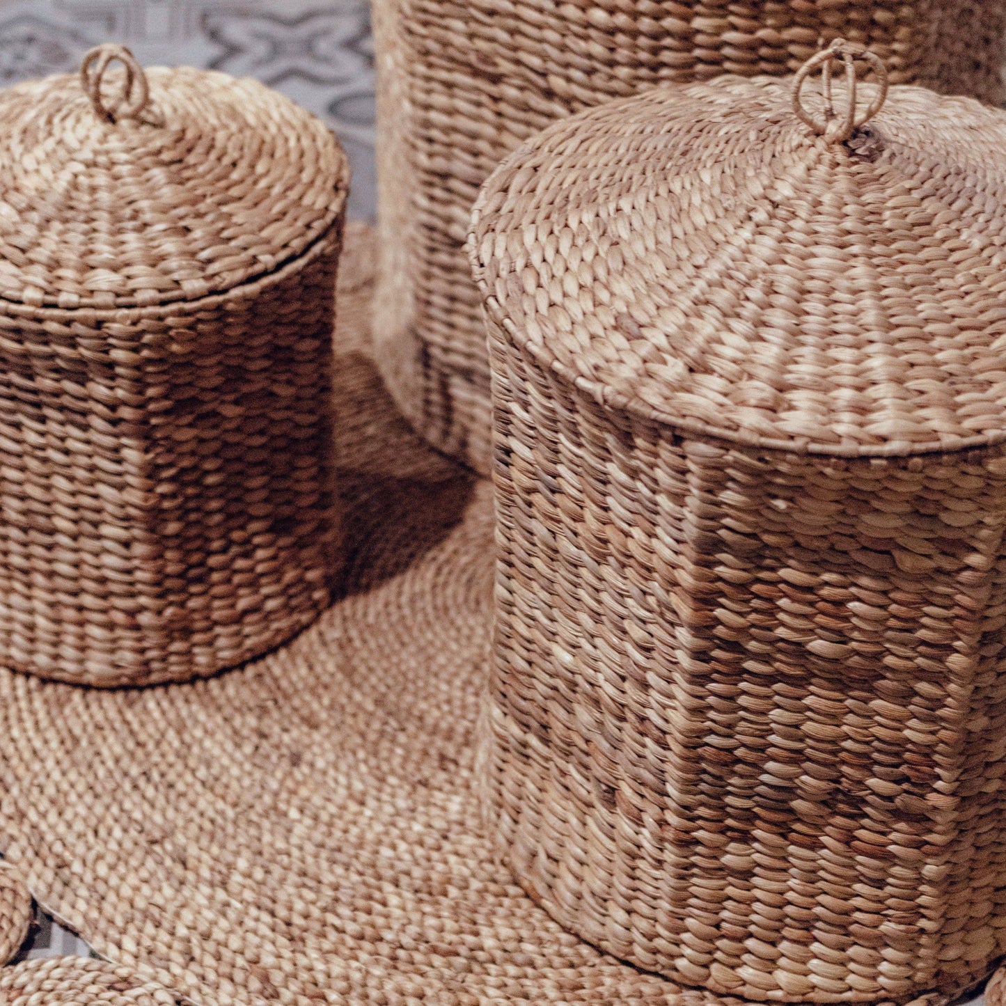 Laundry basket with lid