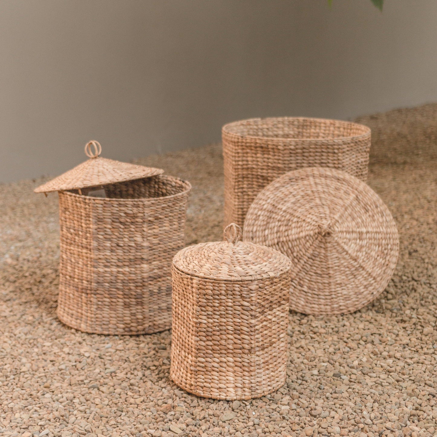 Laundry basket with lid