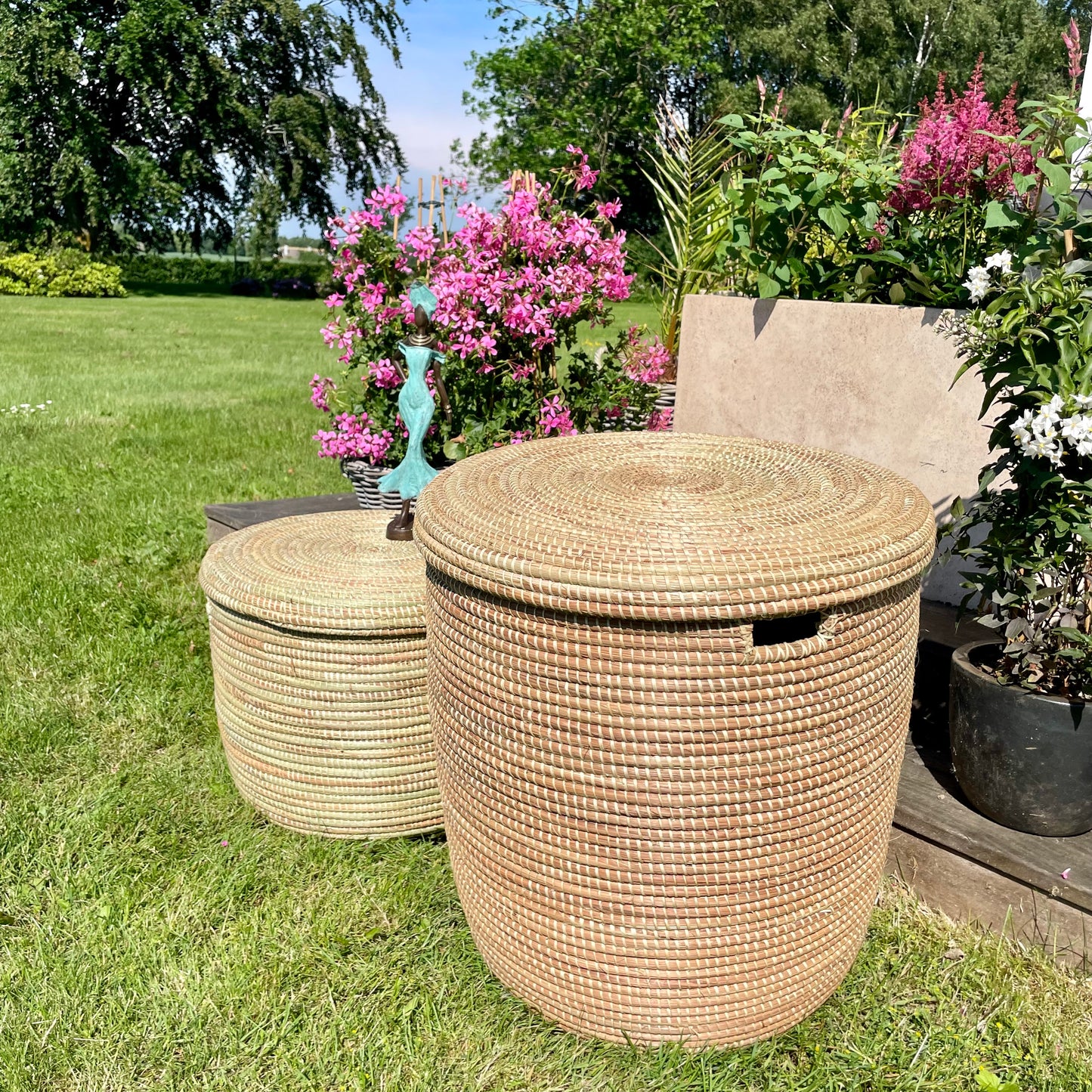 Laundry basket (or coffee table) hand-woven elephant grass with lid. Natural color. Three sizes. Fair Trade from Ghana