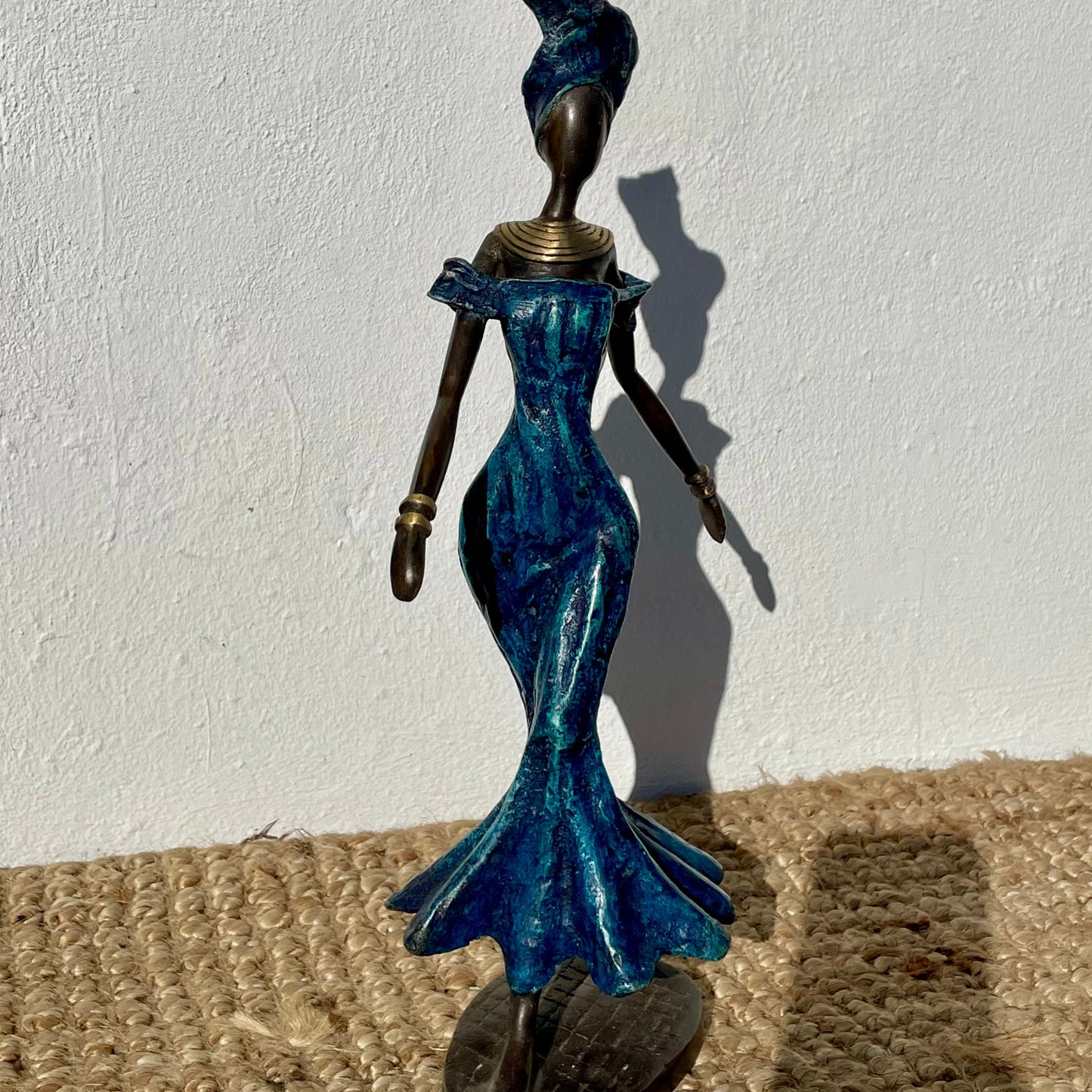 Brass art, Power woman 35-37 cm in recycled brass. Made Fair Trade in Burkina Faso