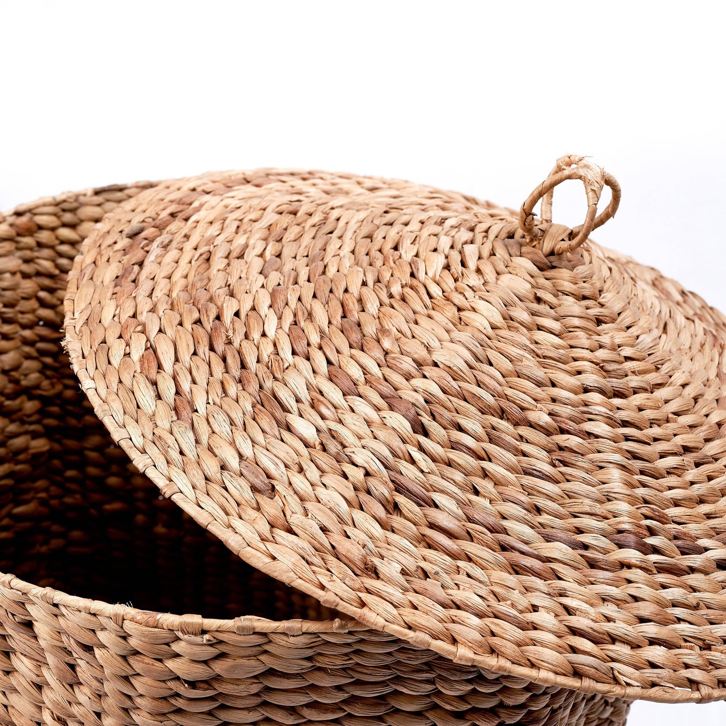 Laundry basket with lid