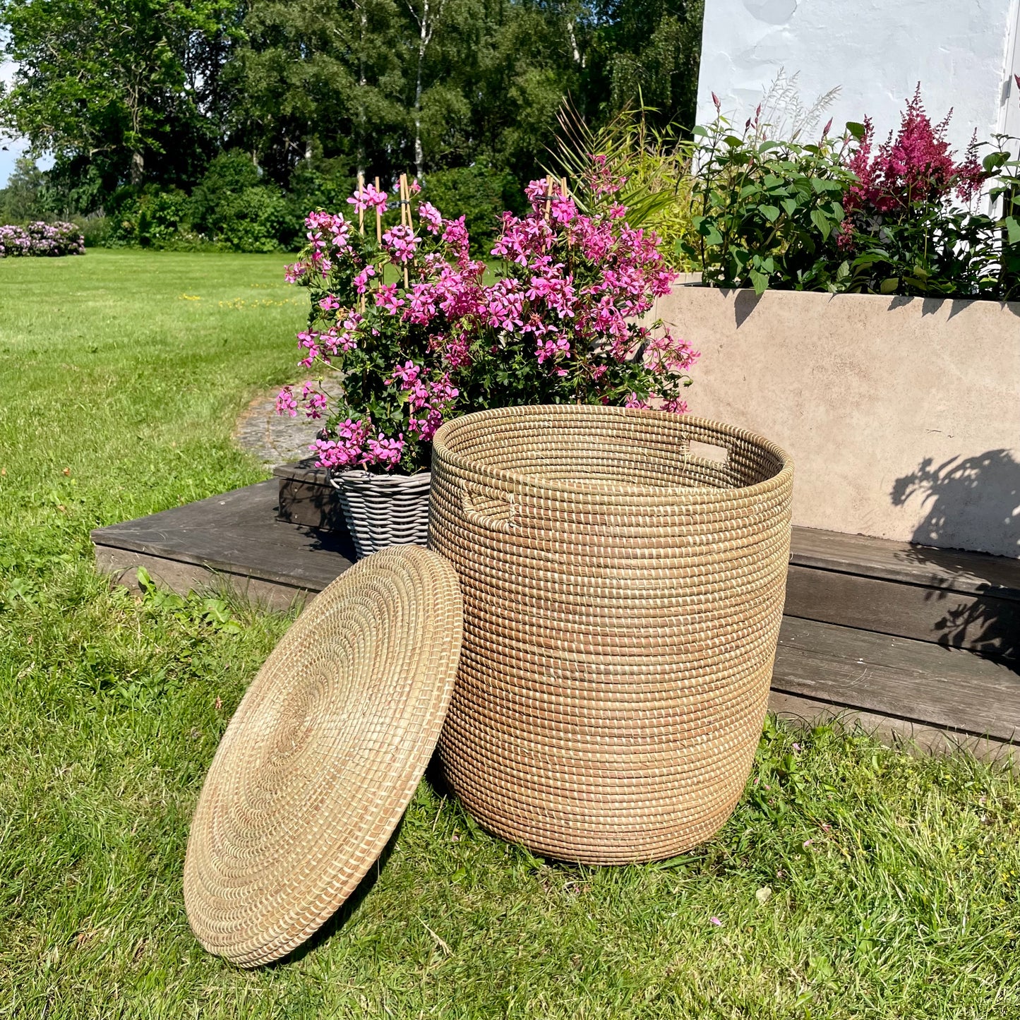 Laundry basket (or coffee table) hand-woven elephant grass with lid. Natural color. Three sizes. Fair Trade from Ghana