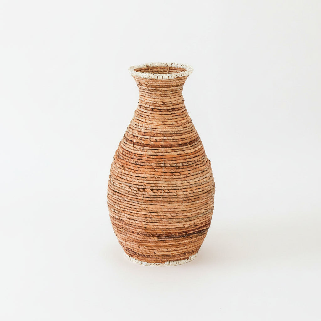 Høj boho vase i bananfibre og raffia