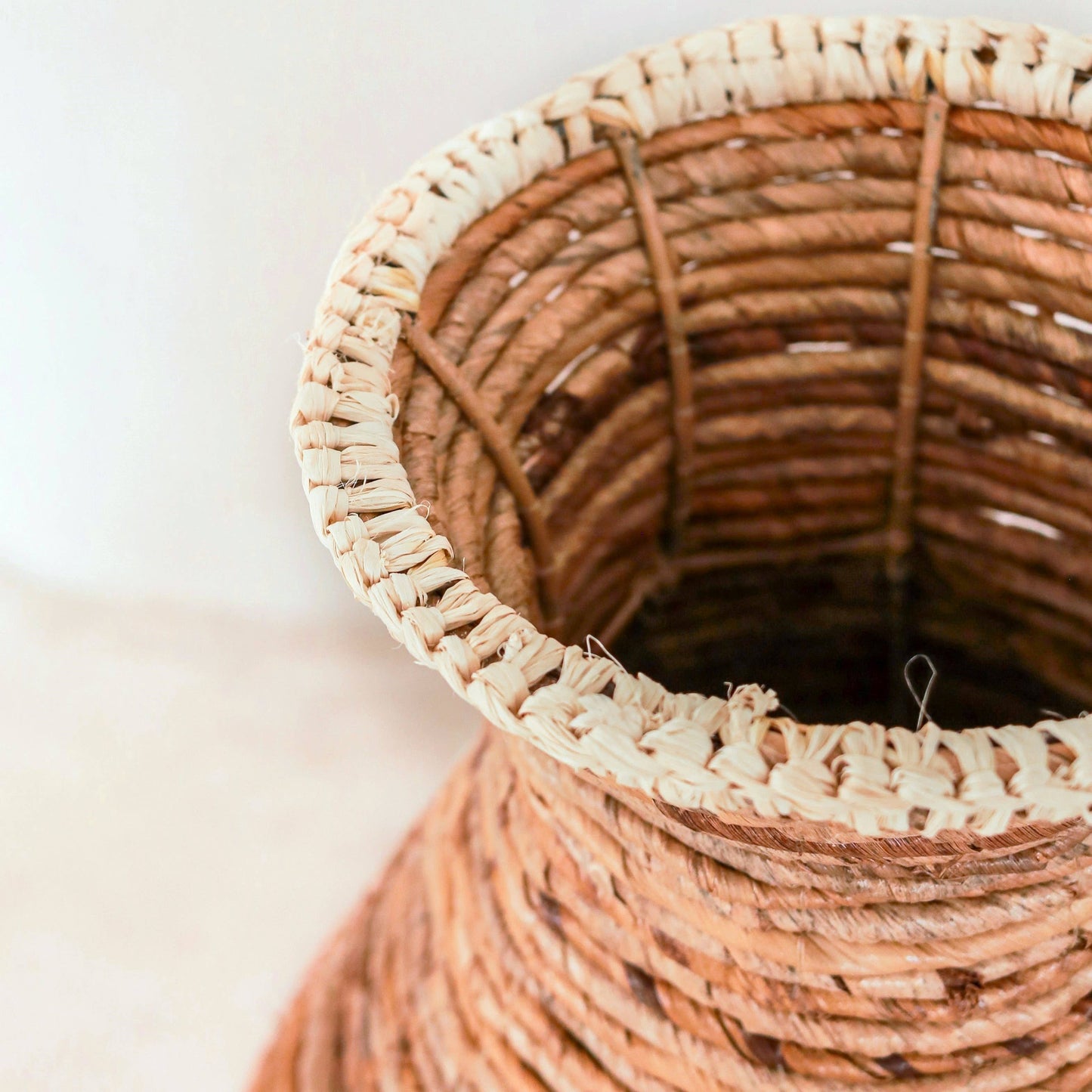 Høj boho vase i bananfibre og raffia