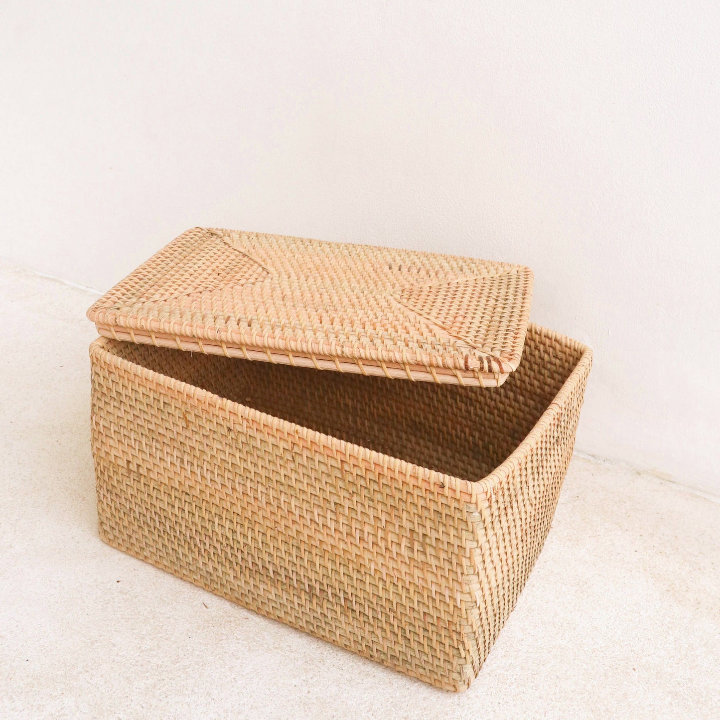 Storage basket with lid in light rattan