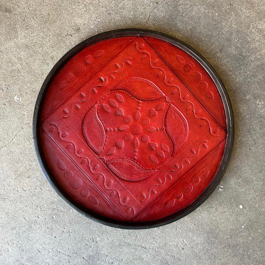 Serving tray in leather, red and black, 40 cm in diameter. Handmade and Fair Trade from Senegal