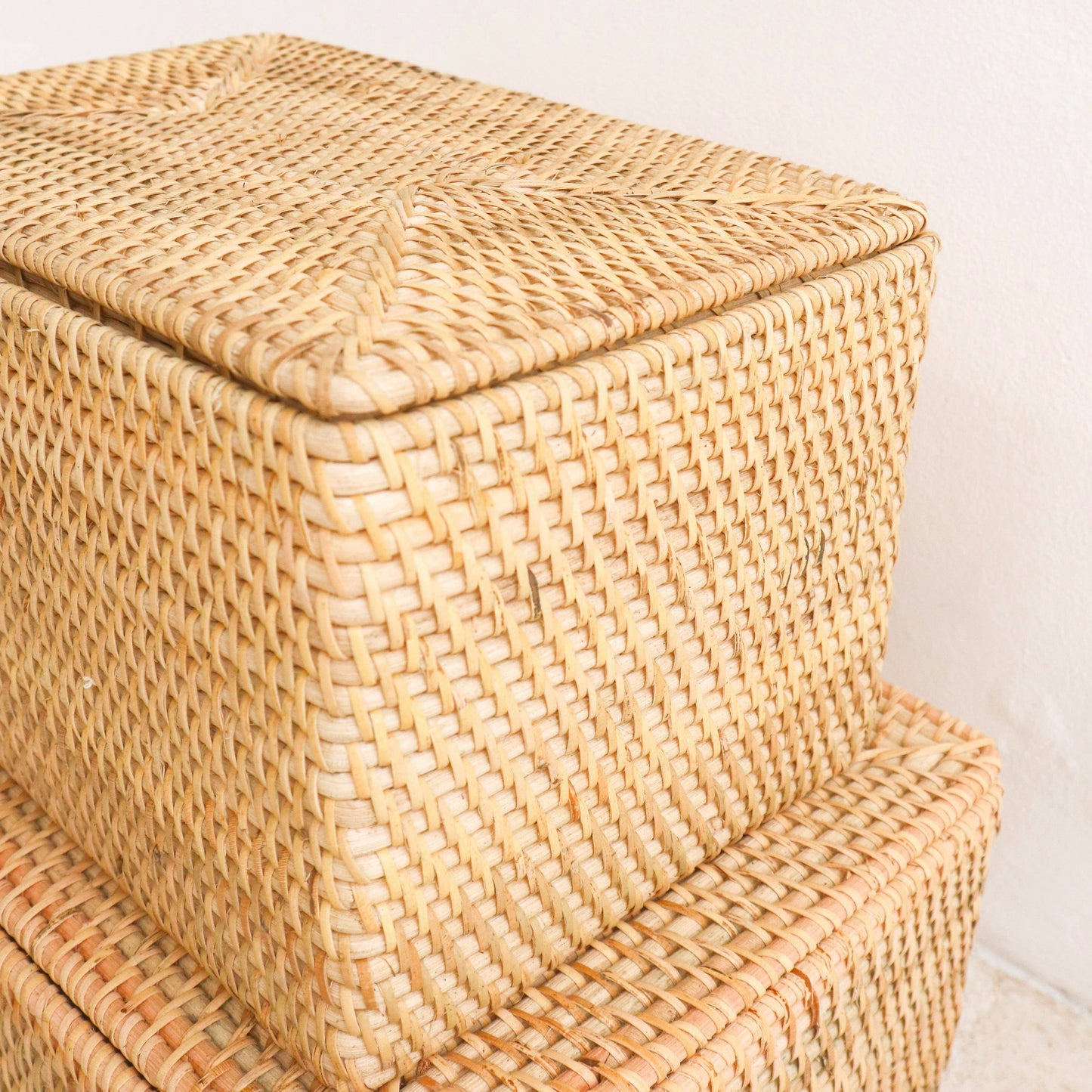 Storage basket with lid in light rattan