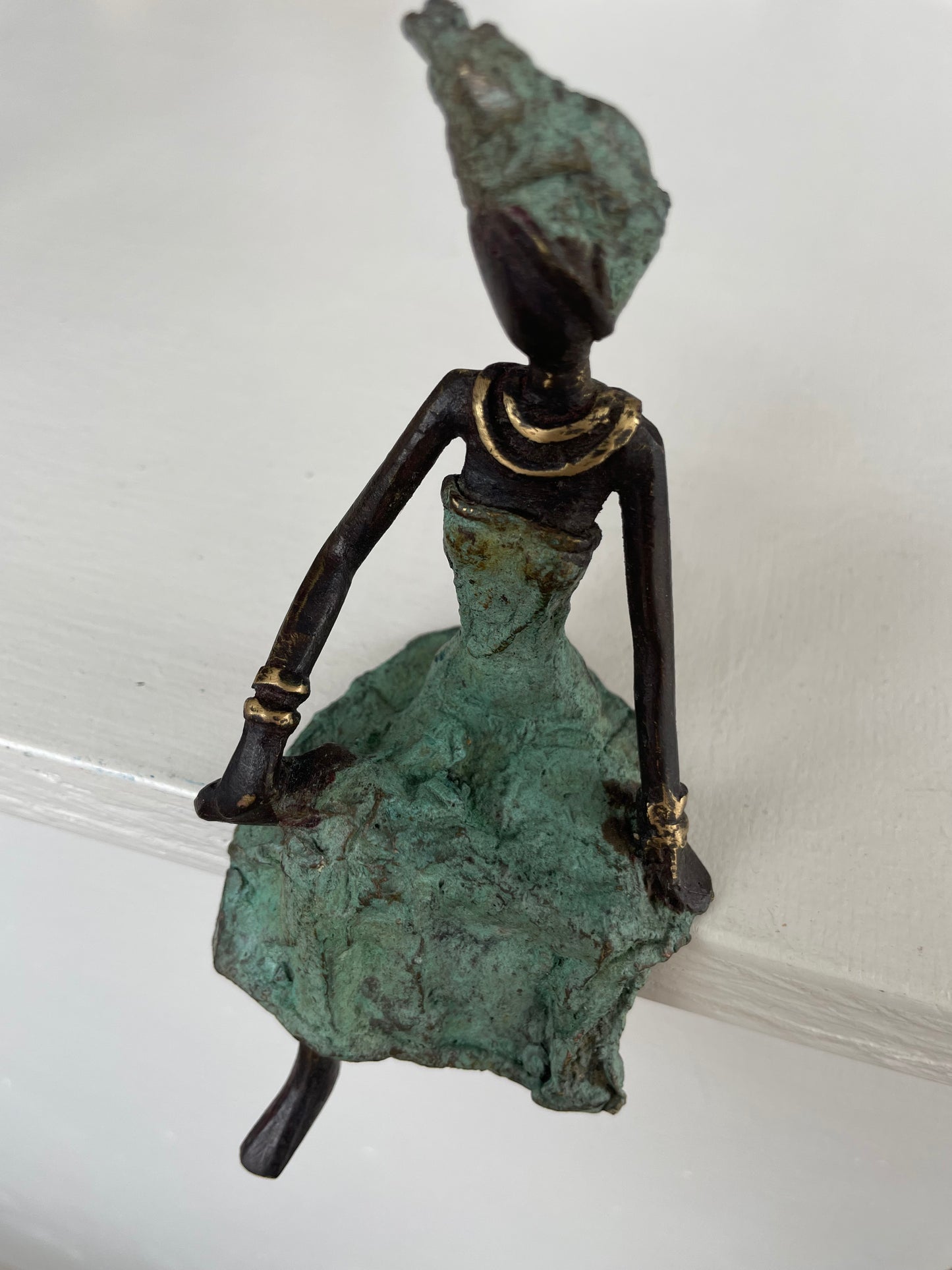 Brass art, Power woman seated 12-15 cm in recycled brass. Made Fair Trade in Burkina Faso