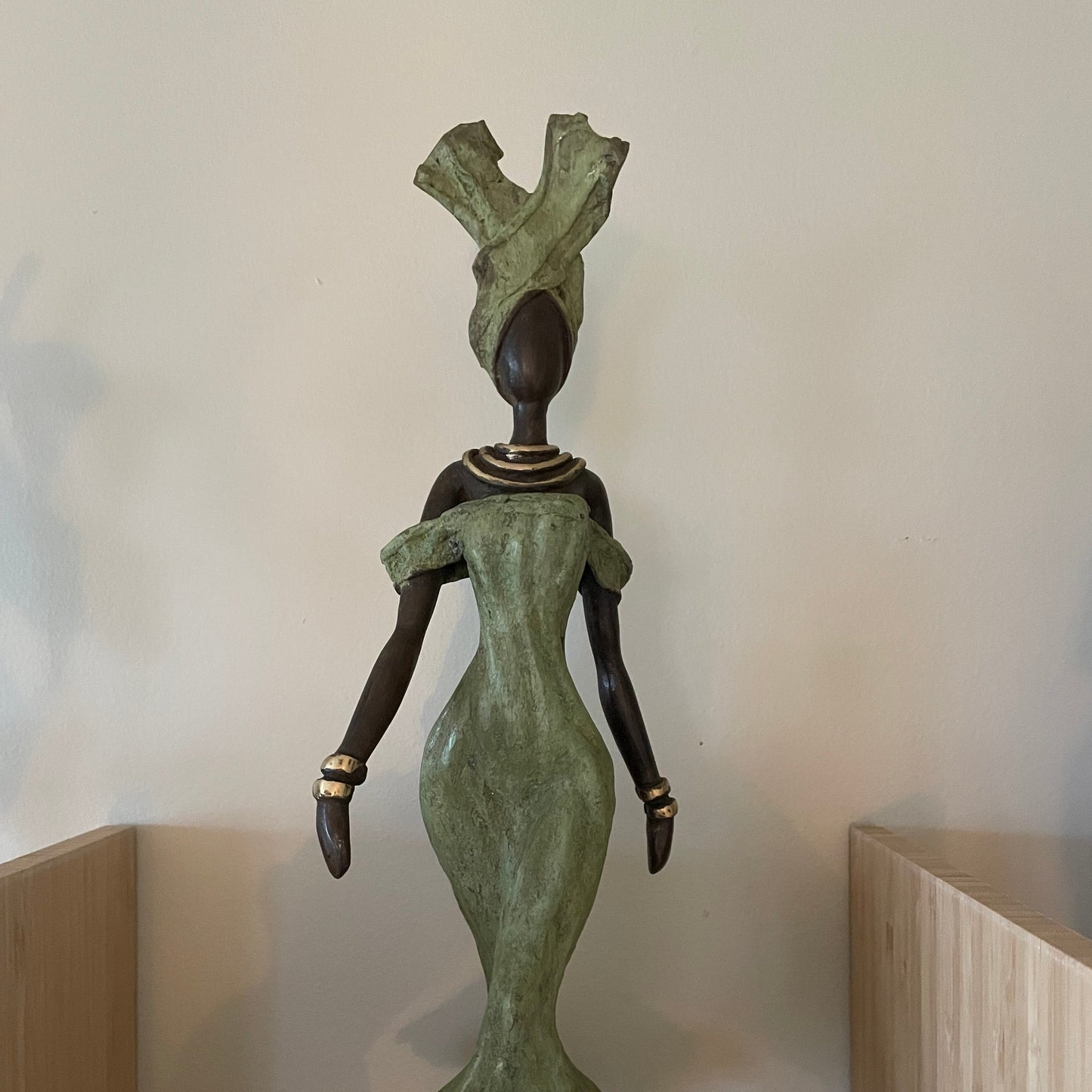 Messingkunst, 'Power Woman' i lys mosgrøn kjole, 35-37 cm, Fair Trade, Burkina Faso