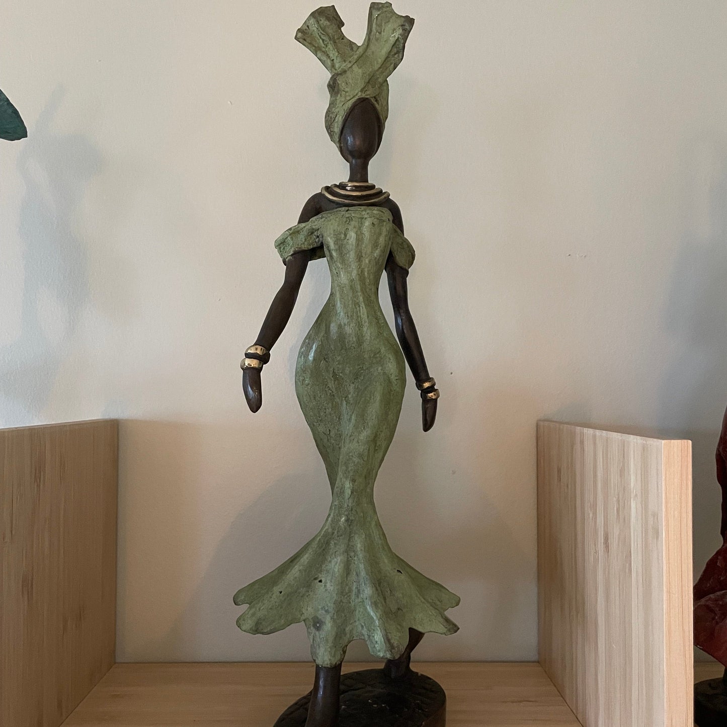 Messingkunst, 'Power Woman' i lys mosgrøn kjole, 35-37 cm, Fair Trade, Burkina Faso