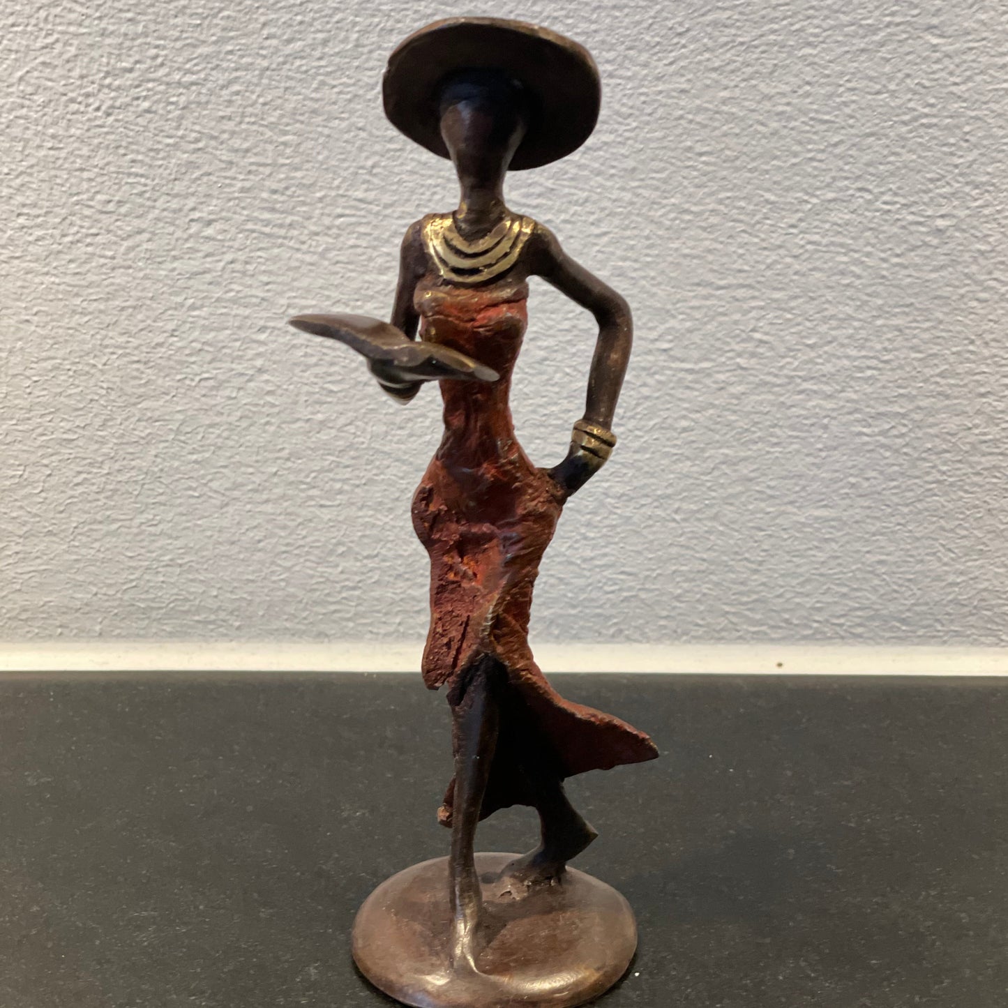 Brass art, Power woman 15-17 cm in recycled brass. Made Fair Trade in Burkina Faso