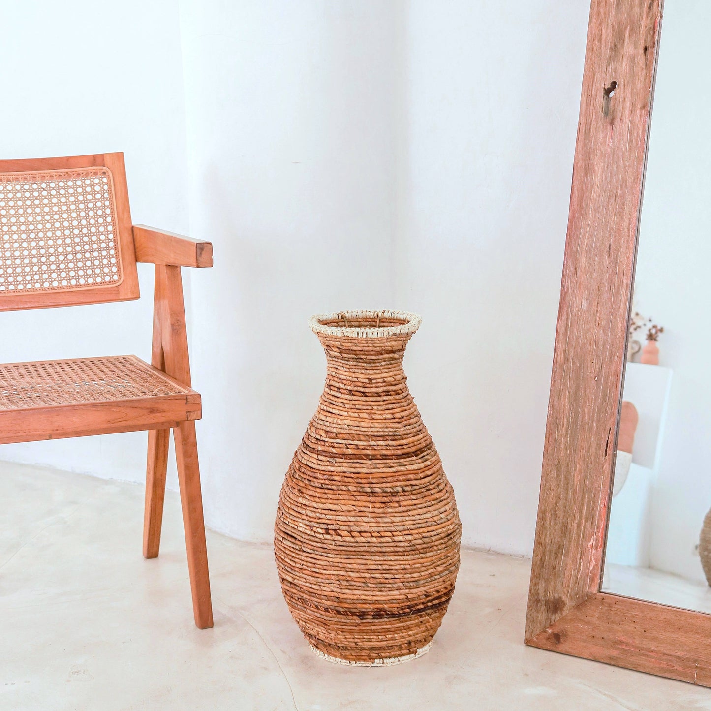 Høj boho vase i bananfibre og raffia