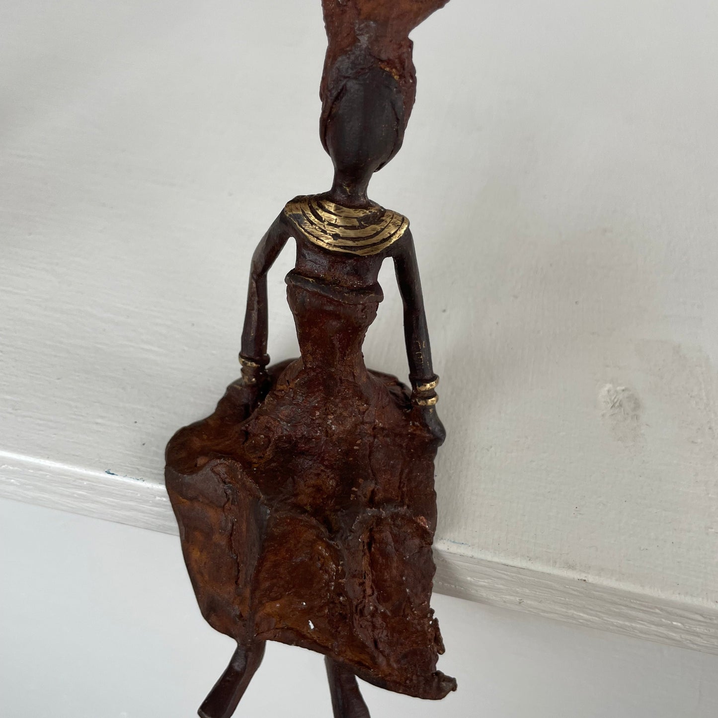 Messingkunst, Power Woman siddende 12-15 cm i genbrugsmessing, Fair Trade, Burkina Faso