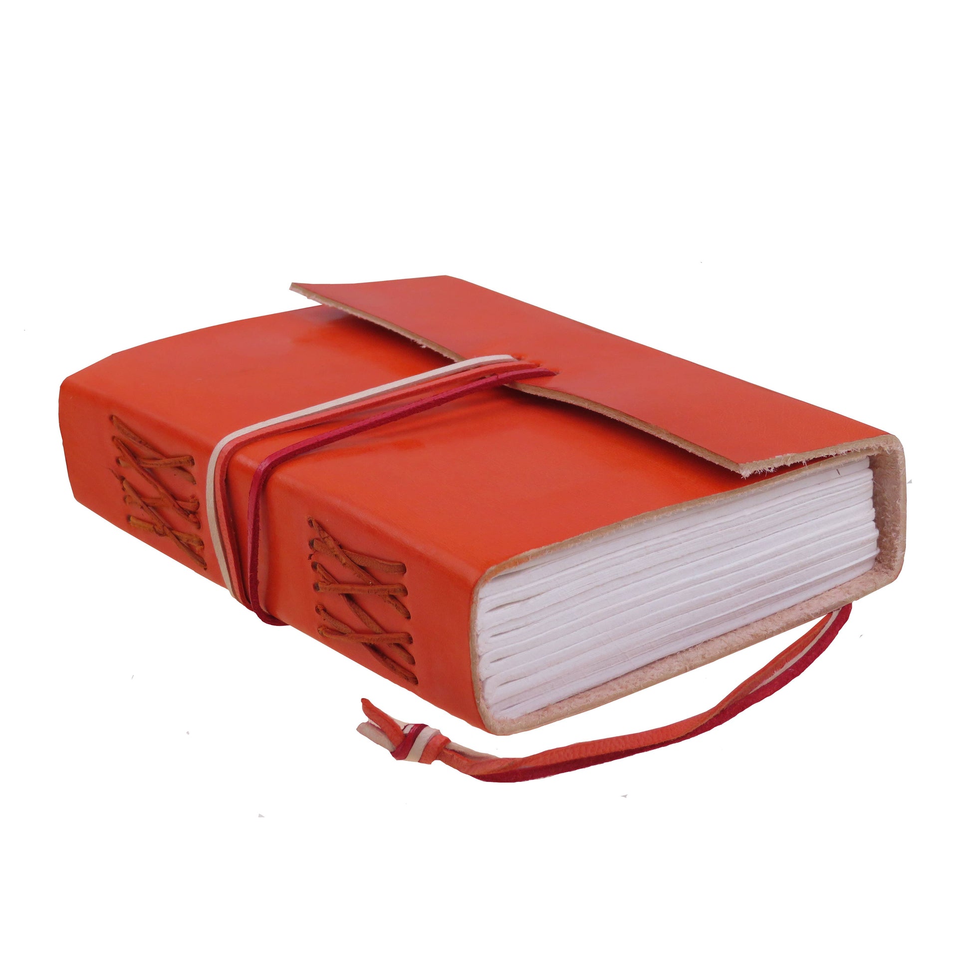 Rød-orange lædernotesbog med bindelukning og synligt sidesnit af hvide sider.