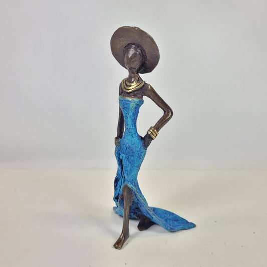 Kvinde med bog og hat – bronzeskulptur af den burkinske kunstner Soré, blå kjole, str. 16 cm