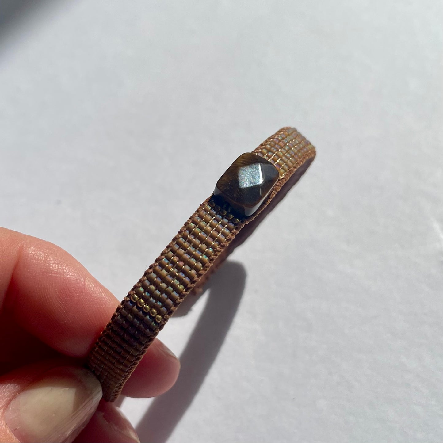 Bracelet in leather and pearls, with tiger's eye stone