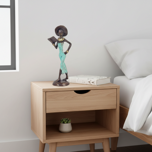 Kvinde med hat – bronzeskulptur af den burkinske kunstner Soré, pastelgrøn kjole, str. 16 cm