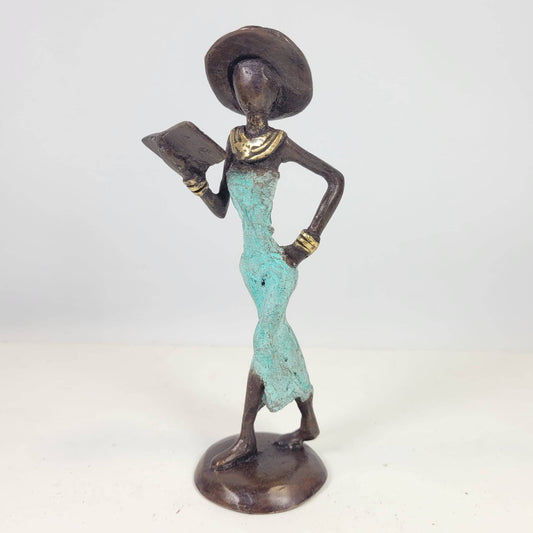 Kvinde med bog og hat – bronzeskulptur af den burkinske kunstner Soré, pastelgrøn kjole, str. 16 cm