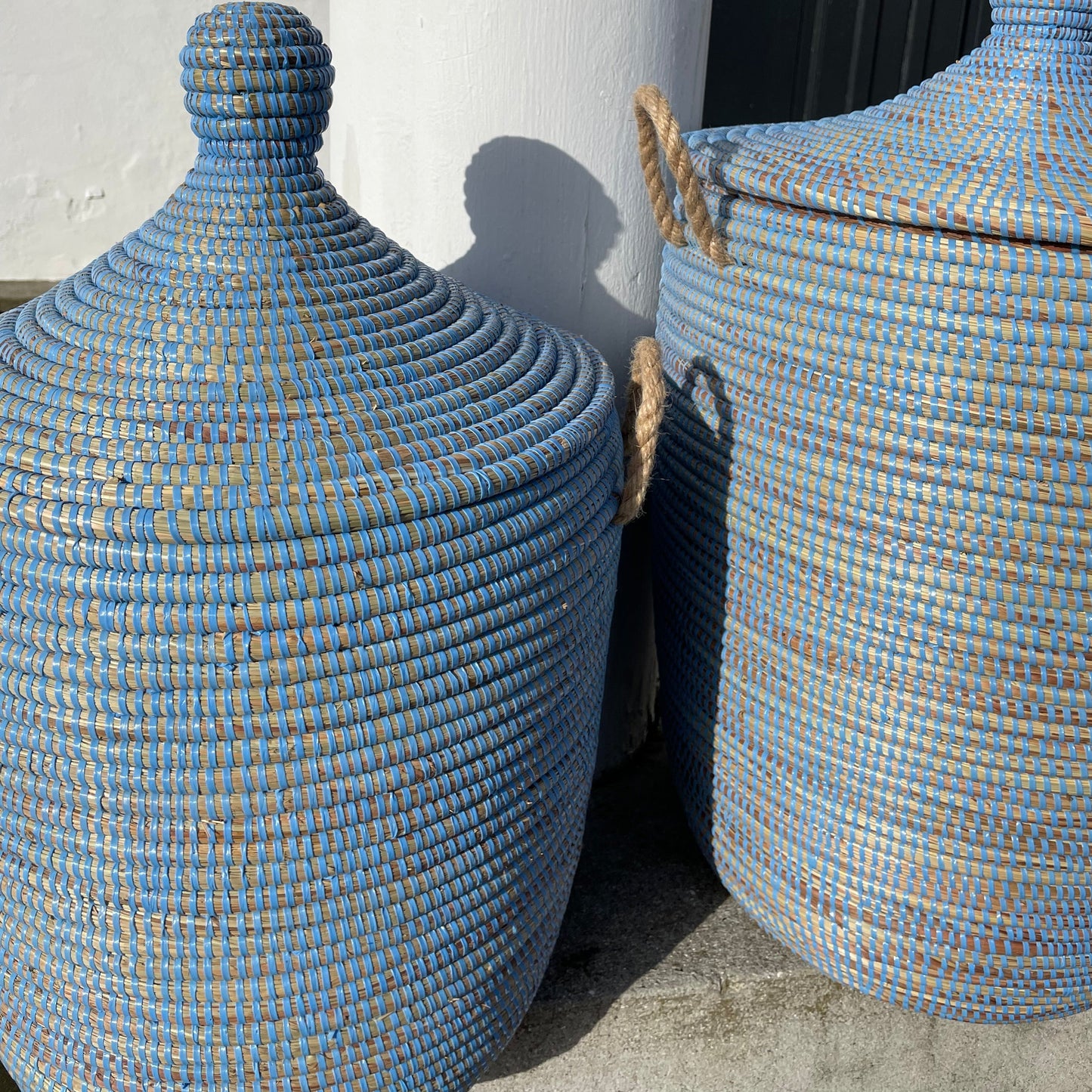Himmel-blå vasketøjskurv, håndflettet med Senegal-låg. Fair Trade