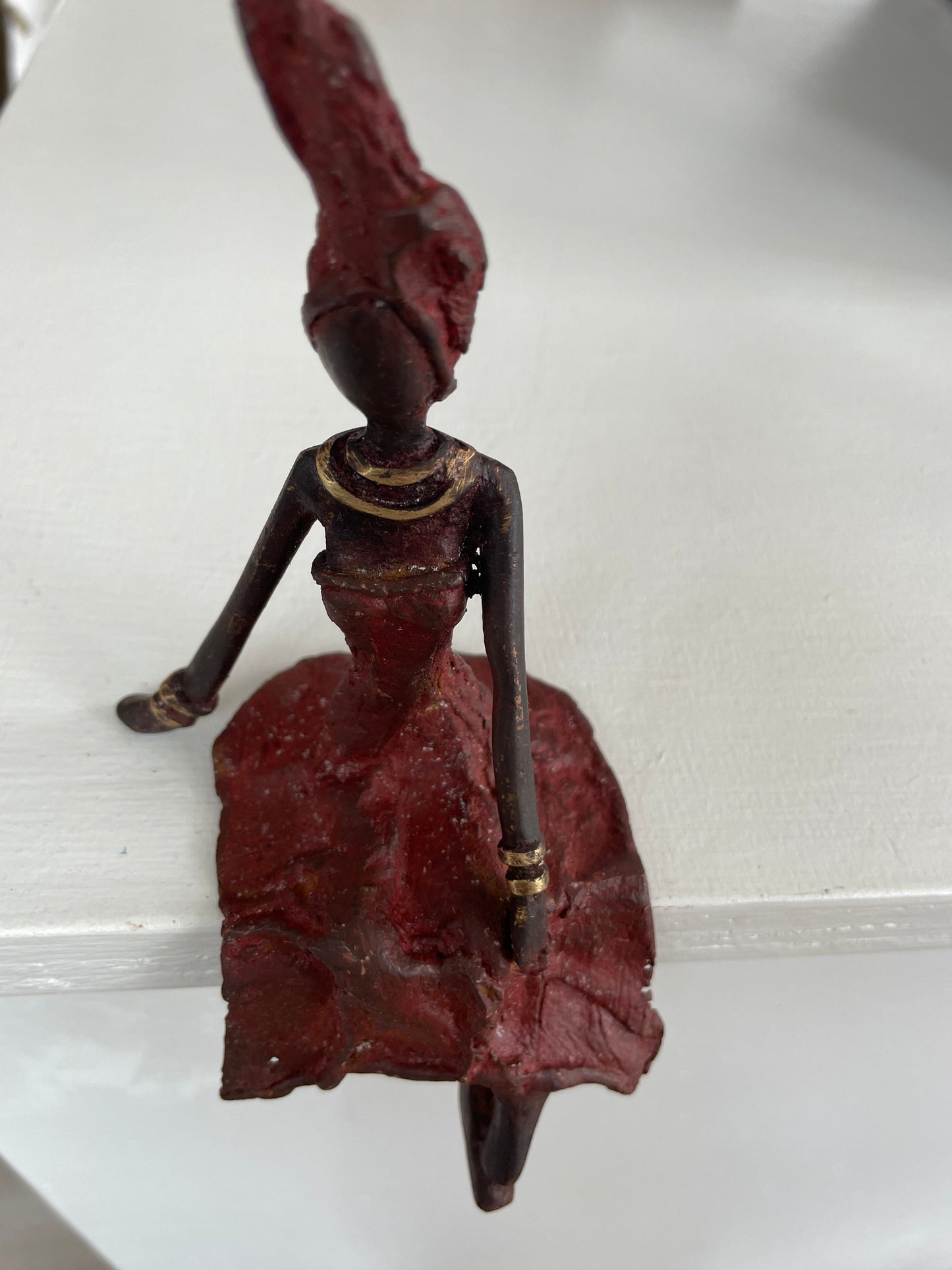 Messing kunst, Power woman siddende 12-15 cm i genbrugs-messing. Lavet Fair Trade i Burkina Faso