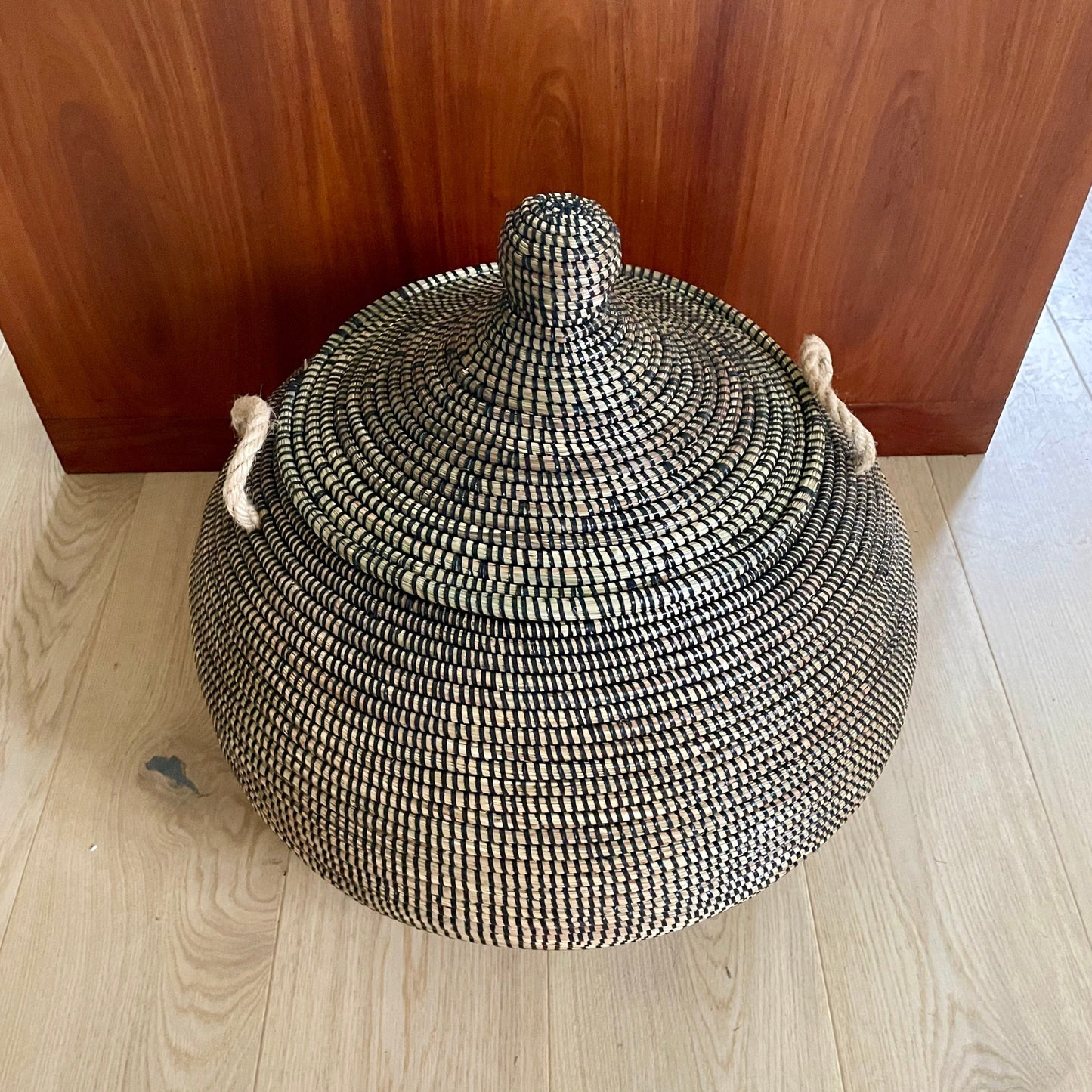 Ball baskets (Ndaa). Handwoven basket with lid in elephant grass with recycled plastic thread. Fair Trade from Senegal